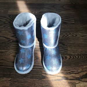 UGG Kids’ Classic Short II Sequin Star boot